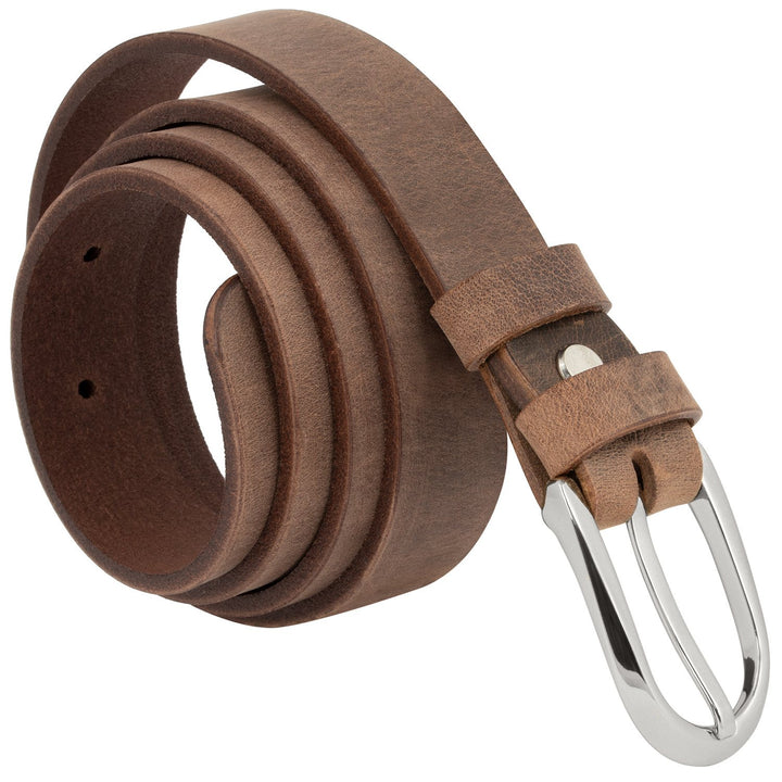 Schmaler, brauner Ledergürtel im Used-Look aufgerollt mit Silberschnalle
