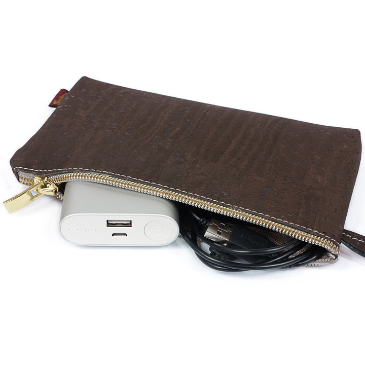 USB-Stecker und Ladekabel in flacher Allzwecktasche aus braunem Kork mit Reißverschluss