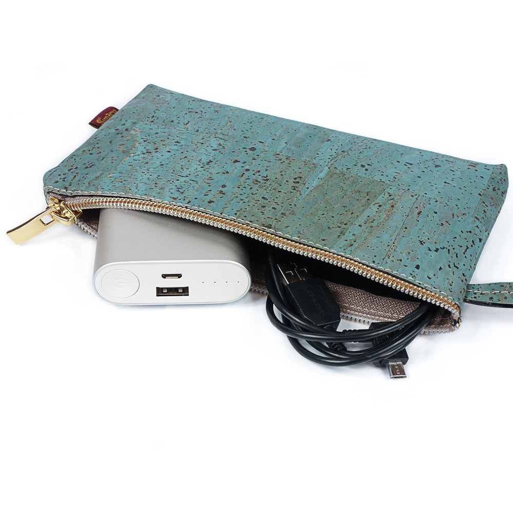 USB-Stecker und Ladekabel in flacher Allzwecktasche aus türkisfarbenem Kork mit Reißverschluss