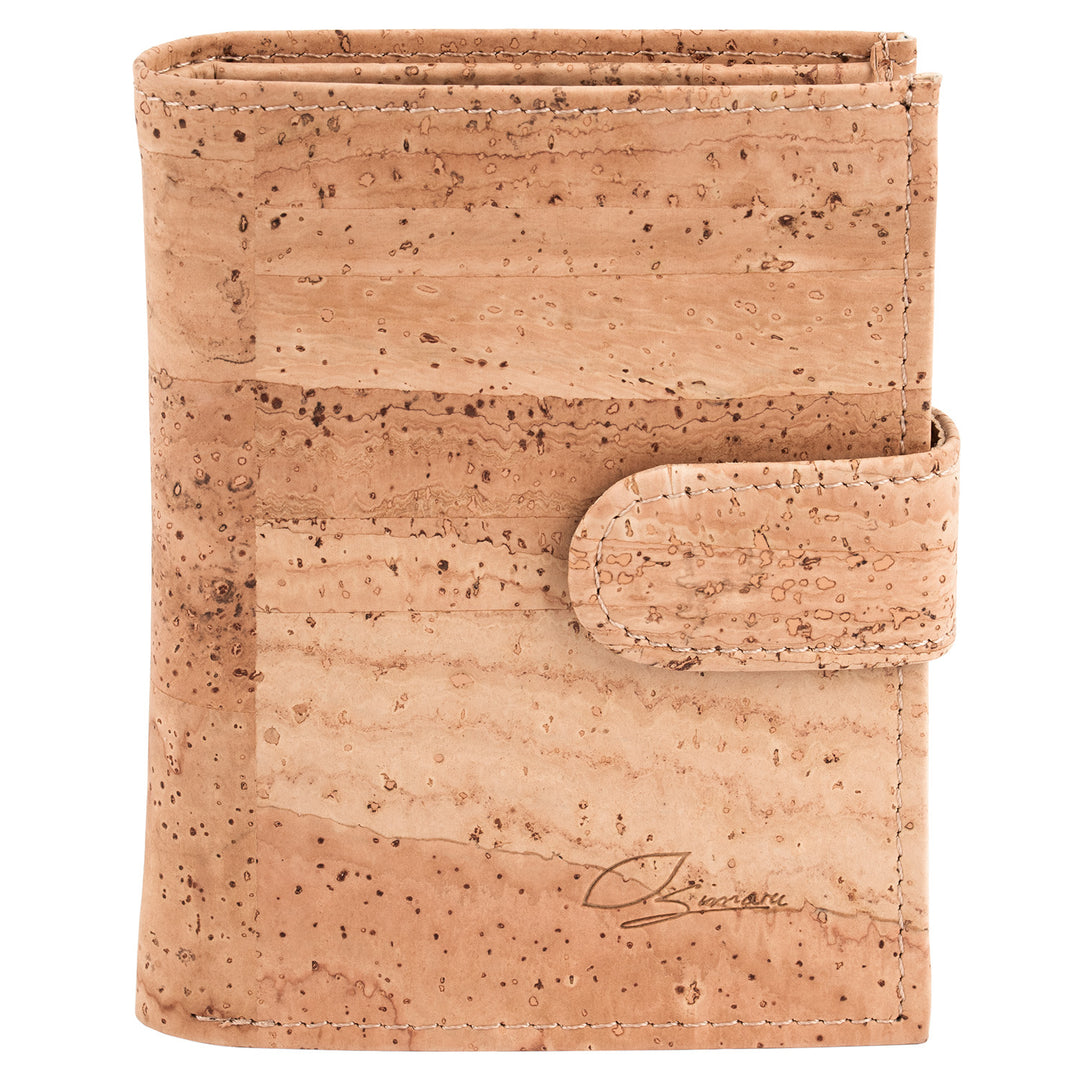 Außenansicht stehende helle Kork Geldbörse mit Verschlusslasche #color_beige