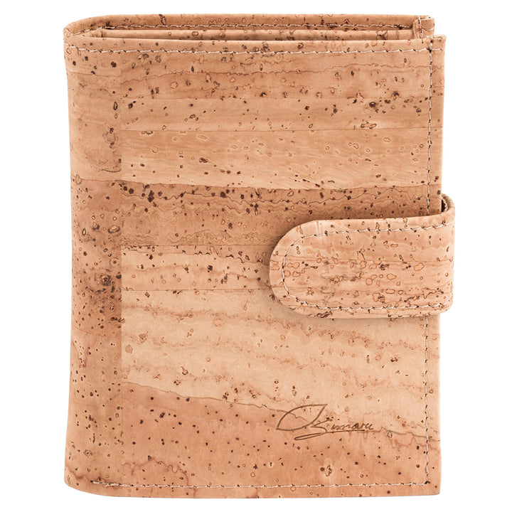 Außenansicht stehende helle Kork Geldbörse mit Verschlusslasche #color_beige