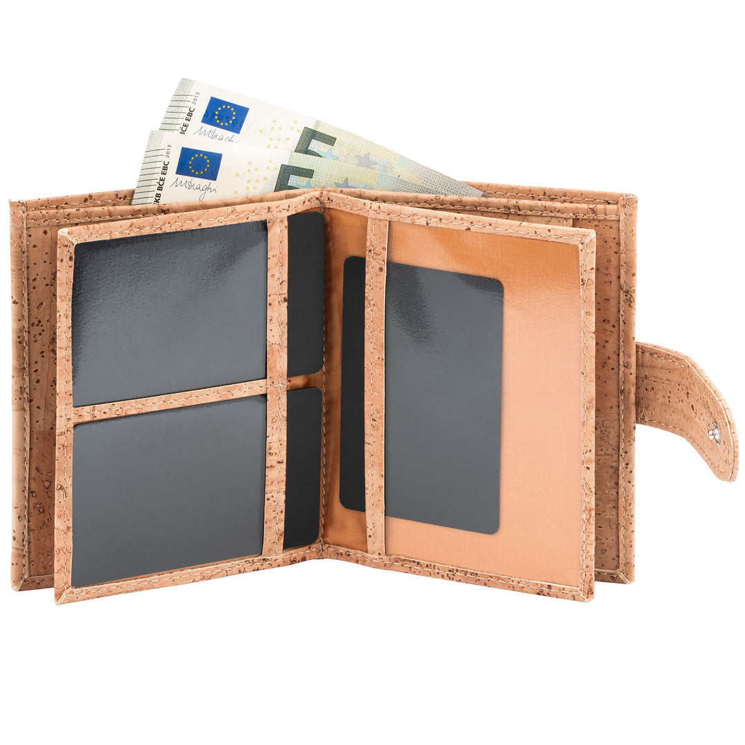 Aufgeklappte, helle Korkgeldbörse mit Sichtfenstern und Fach für Geldscheine #color_beige