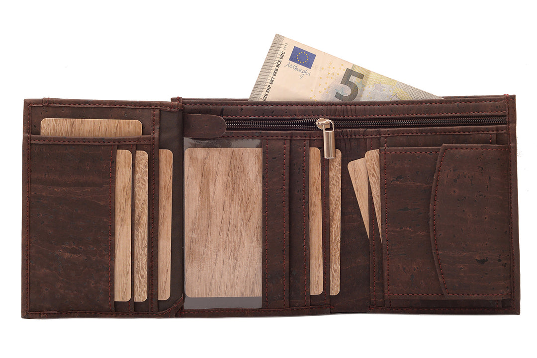 Innenansicht einer braunen Kork Geldbörse im Hochformat mit Kartenfächern, Münzfach und Reißverschlussfach für Scheine #color_braun