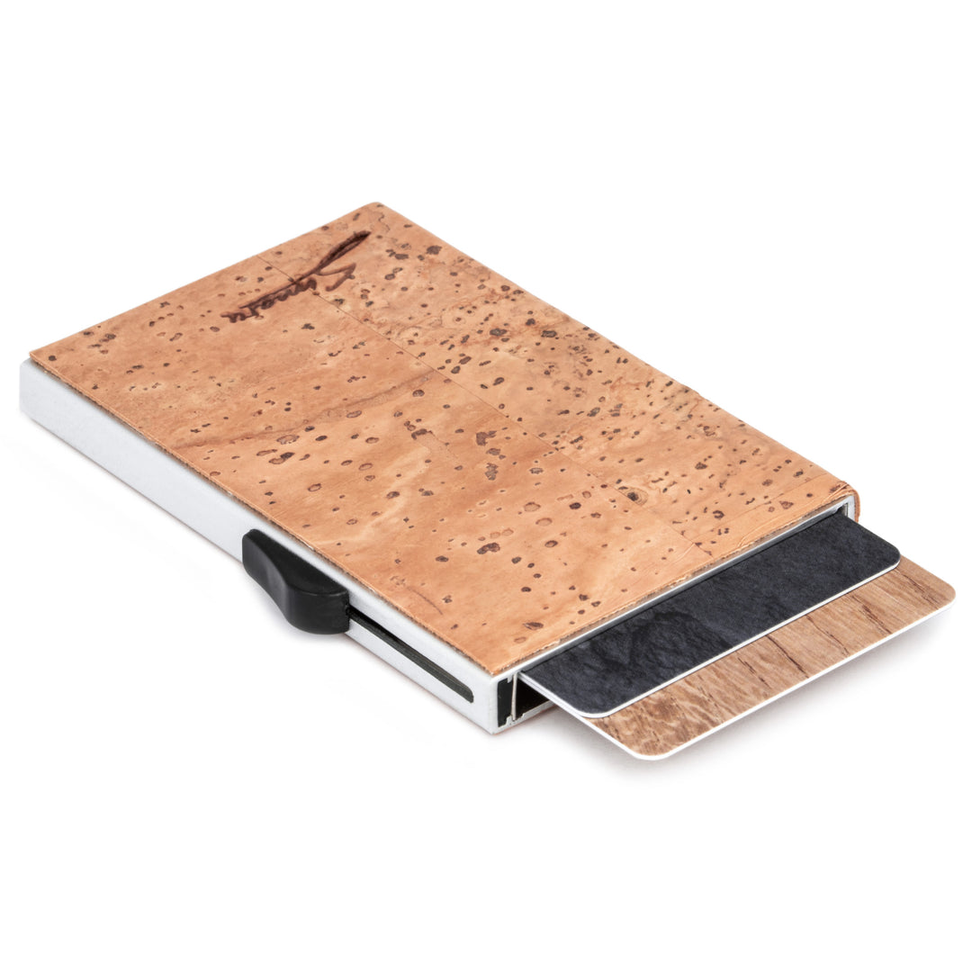 Hard case Cardholder mit Druckknopf und hellem Kork Cover liegend mit herausstehenden Karten #color_beige