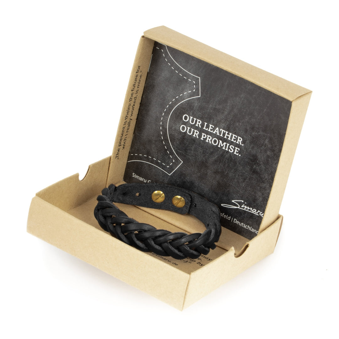 Braunes, breit geflochtenes Lederarmband mit Nietenverschluss in aufgeklappter Verpackung  #color_schwarz
