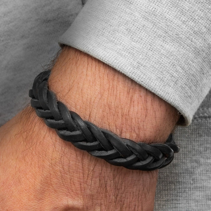 Schwarzes, breit geflochtenes Lederarmband an Herrenhandgelenk #color_schwarz