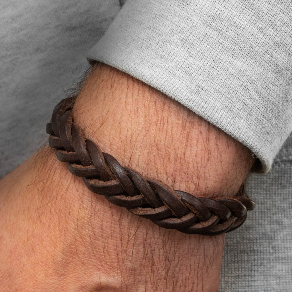 Braunes, breit geflochtenes Lederarmband an Herrenhandgelenk #color_braun