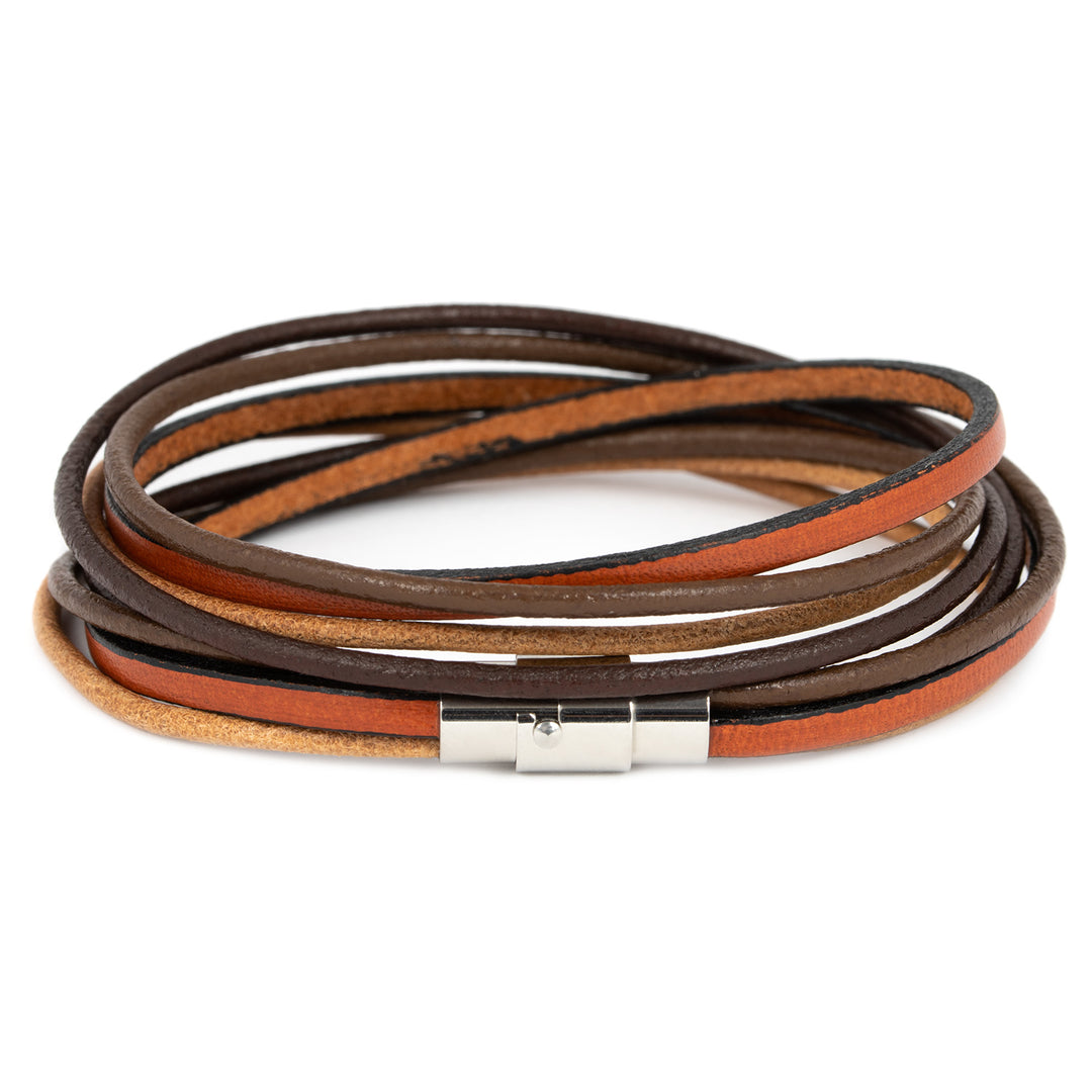 Glattes, mehrfarbiges Lederarmband mit magnetischem Hakenverschluss in silber geschlossen