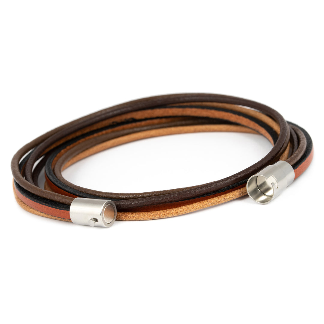 Glattes, mehrfarbiges Lederarmband mit magnetischem Hakenverschluss in silber offen