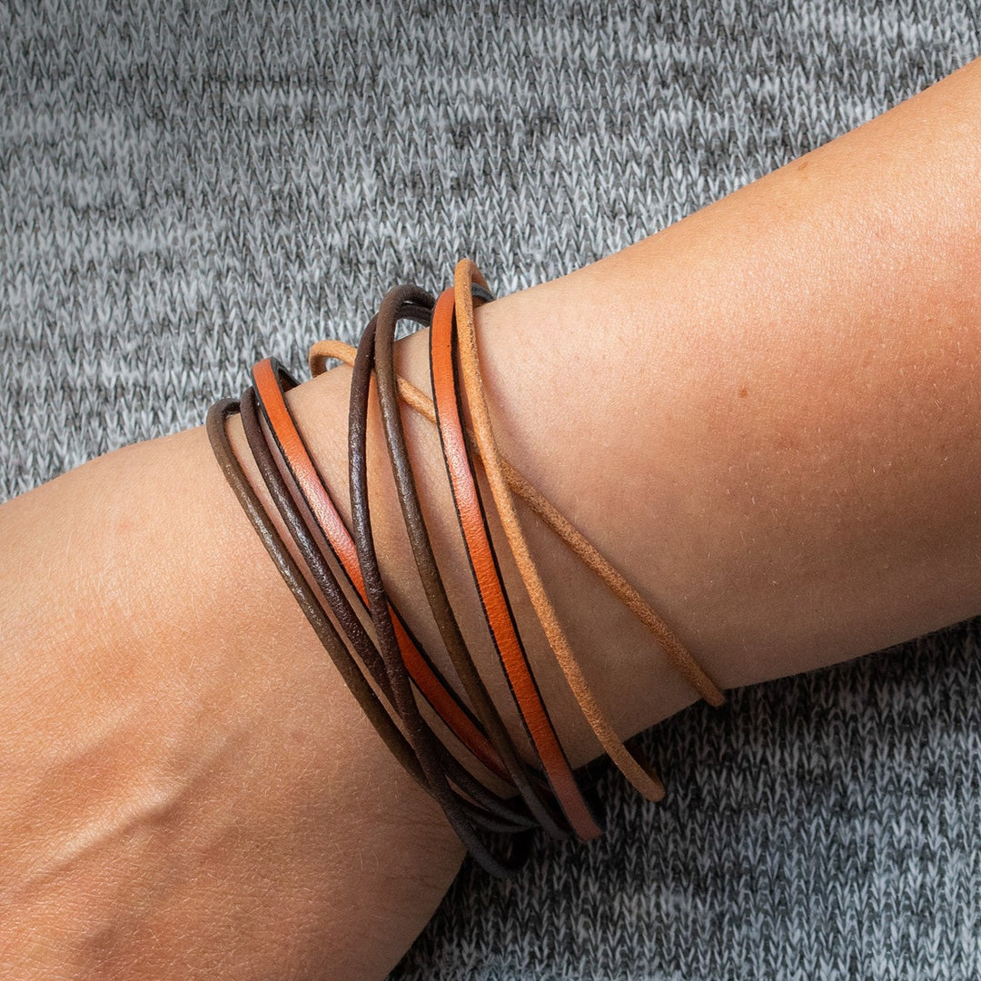 Glattes, mehrfarbiges Lederarmband an Herrenhandgelenk