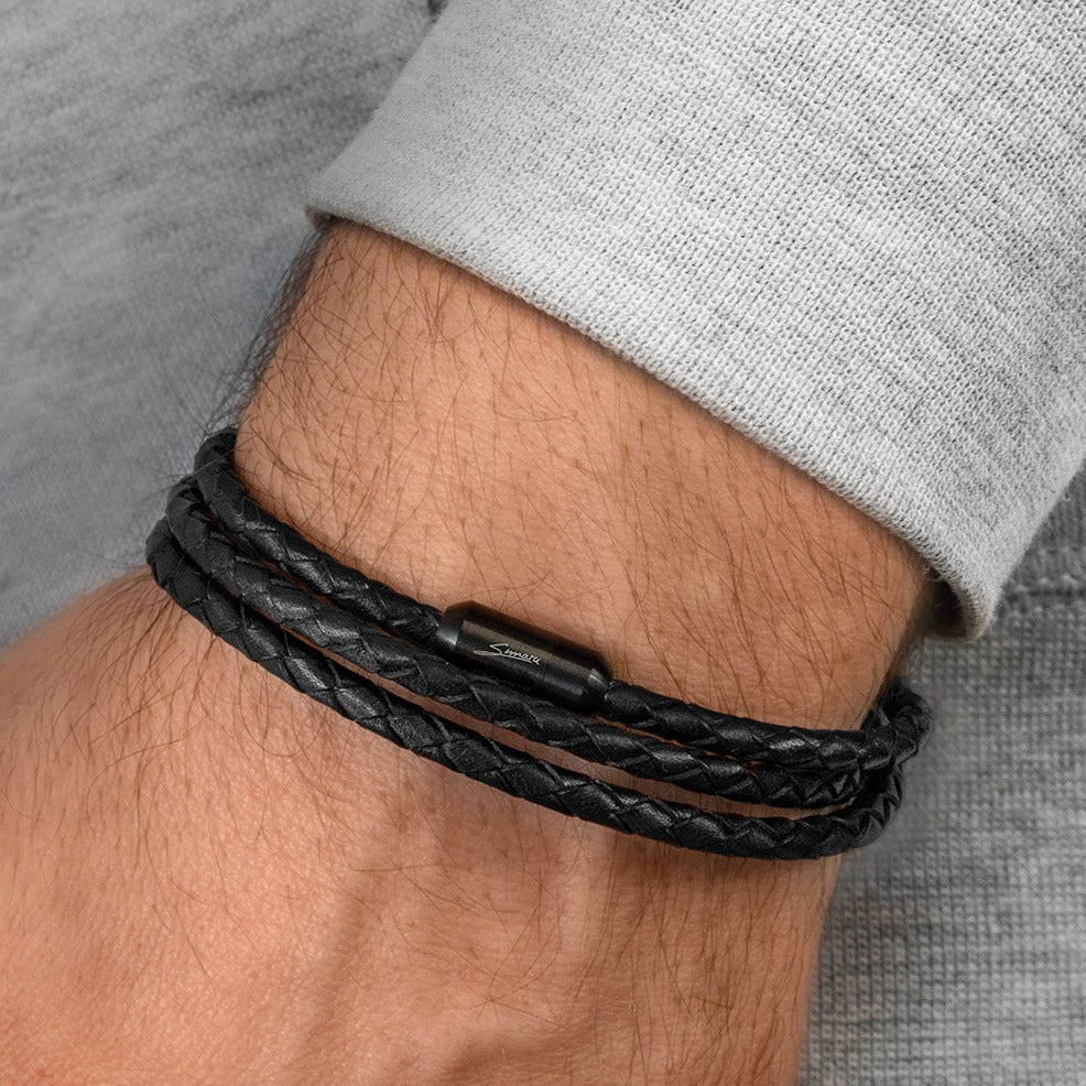 Dünn geflochtenes, schwarzes Lederarmband mit schwarzem Magnetverschluss an Herrenhandgelenk #color_schwarz