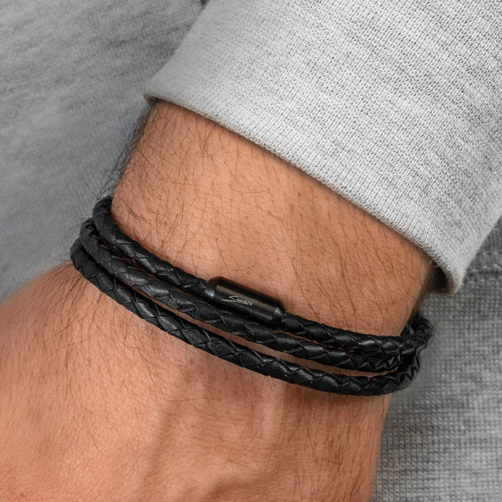 Geflochtenes Lederarmband in schwarz mehrfach um Herrenhandgelenk gewickelt