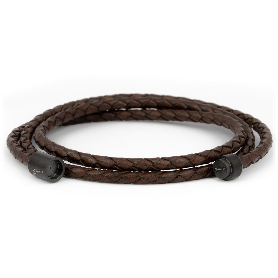 Dünn geflochtenes, braunes Lederarmband mit schwarzem Magnetverschluss offen #color_braun