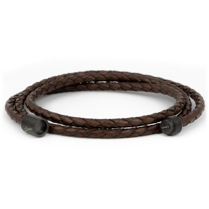 Dünn geflochtenes, braunes Lederarmband mit schwarzem Magnetverschluss offen #color_braun