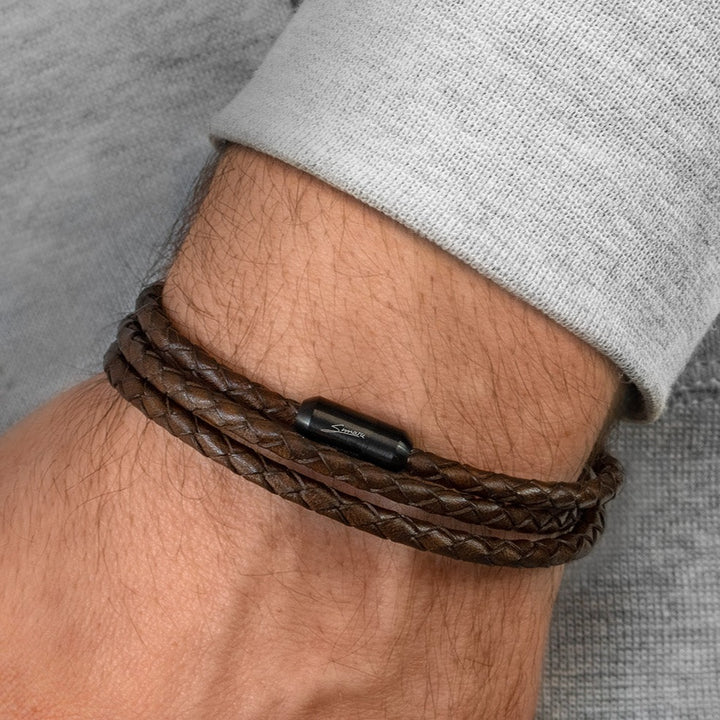 Geflochtenes Lederarmband in braun mehrfach um Herrenhandgelenk gewickelt