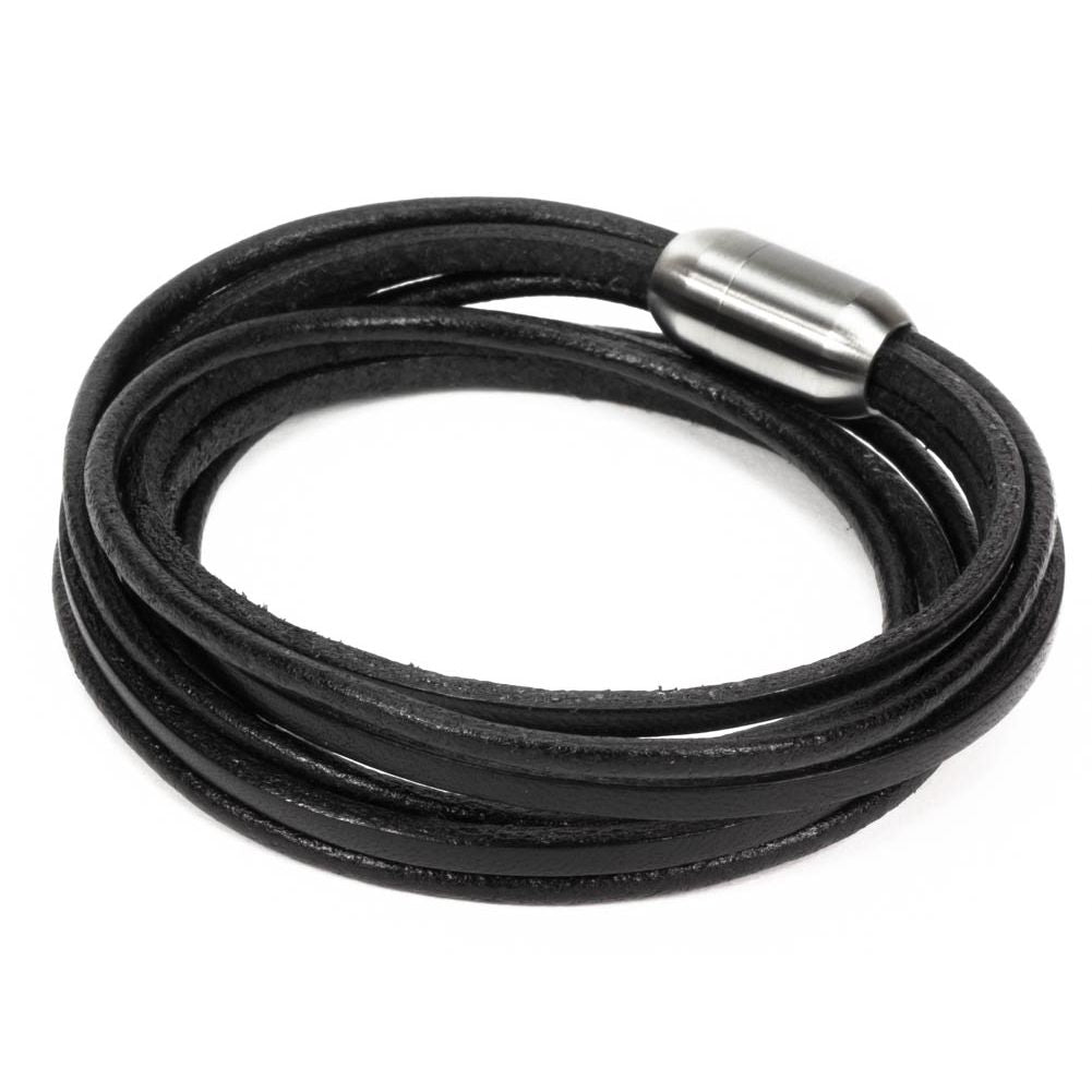 Glattes, schwarzes Lederarmband mit silbernem Magnetverschluss geschlossen