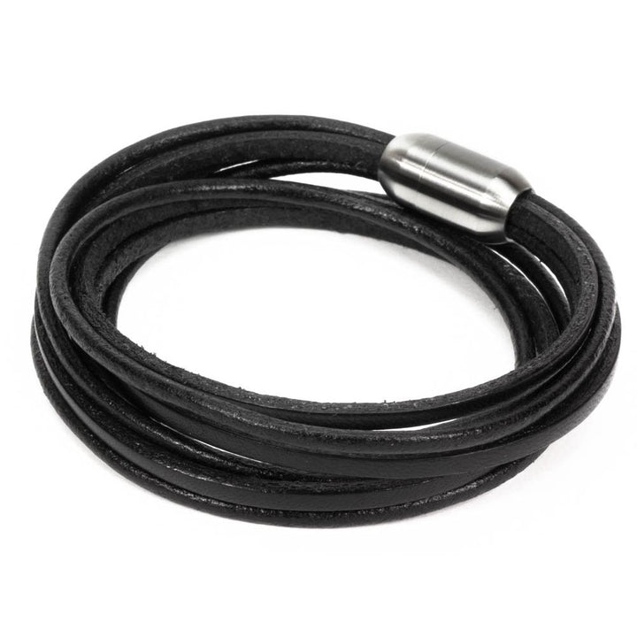 Glattes, schwarzes Lederarmband mit silbernem Magnetverschluss geschlossen