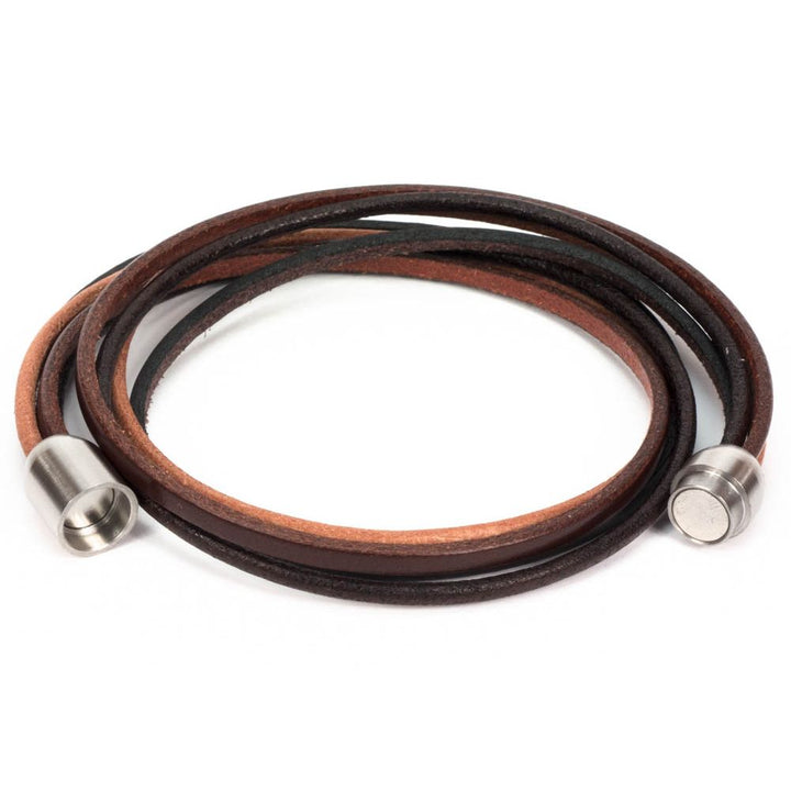 Glattes Wickelarmband aus Leder mit Magnetverschluss in silber offen