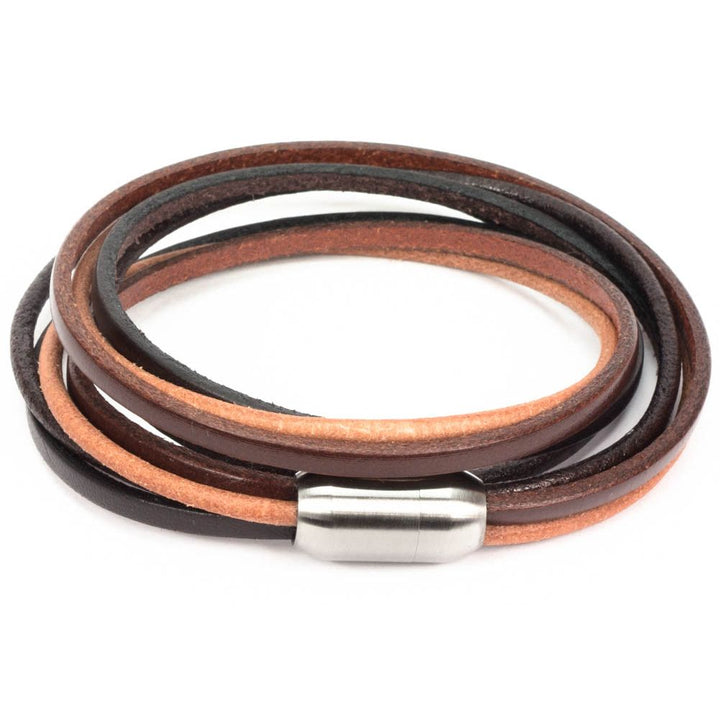 Mehrfarbiges Wickelarmband aus glattem Leder mit Magnetverschluss in silber geschlossen