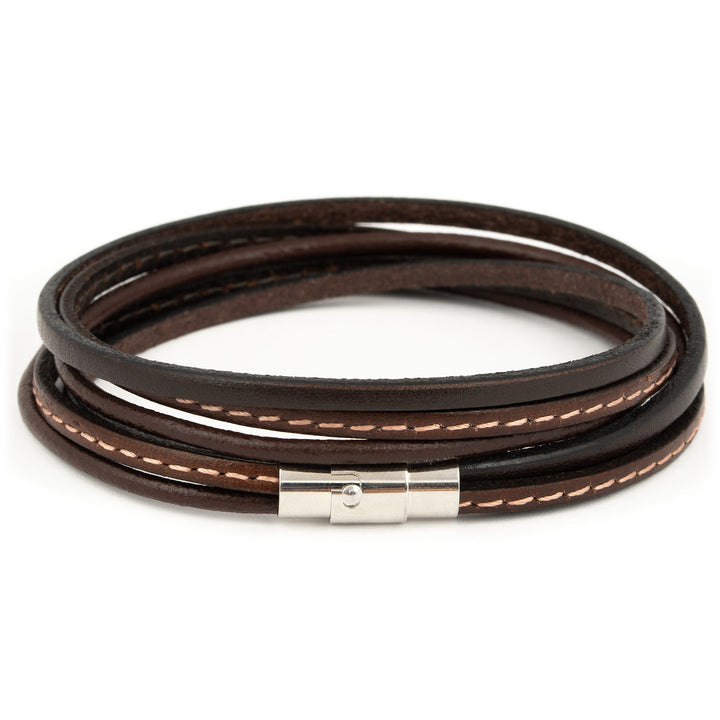 Glattes Wickelarmband aus braunem Leder mit magnetischem Hakenverschluss in silber geschlossen