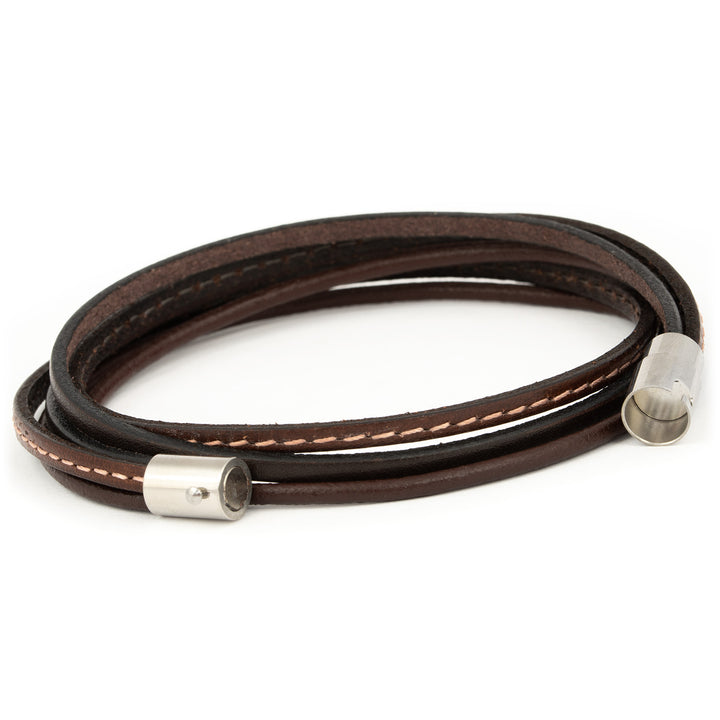 Glattes Wickelarmband aus braunem Leder mit magnetischem Hakenverschluss in silber offen