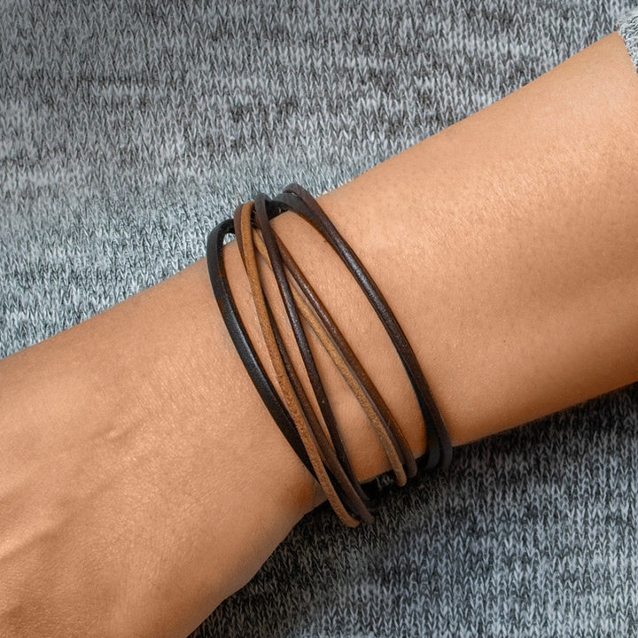 Schmales Wickelarmband aus braunem Leder um Herrenhandgelenk