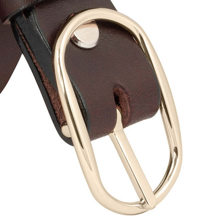 Nahaufnahme feine, goldene Gürtelschnalle an braunem Lederriemen #color_braun