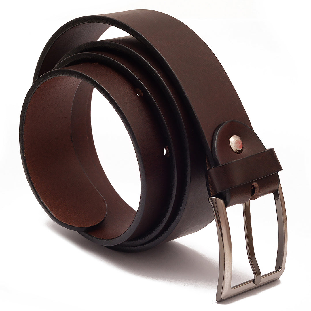 Brauner Ledergürtel aufgerollt mit eckiger Silberschnalle #color_braun