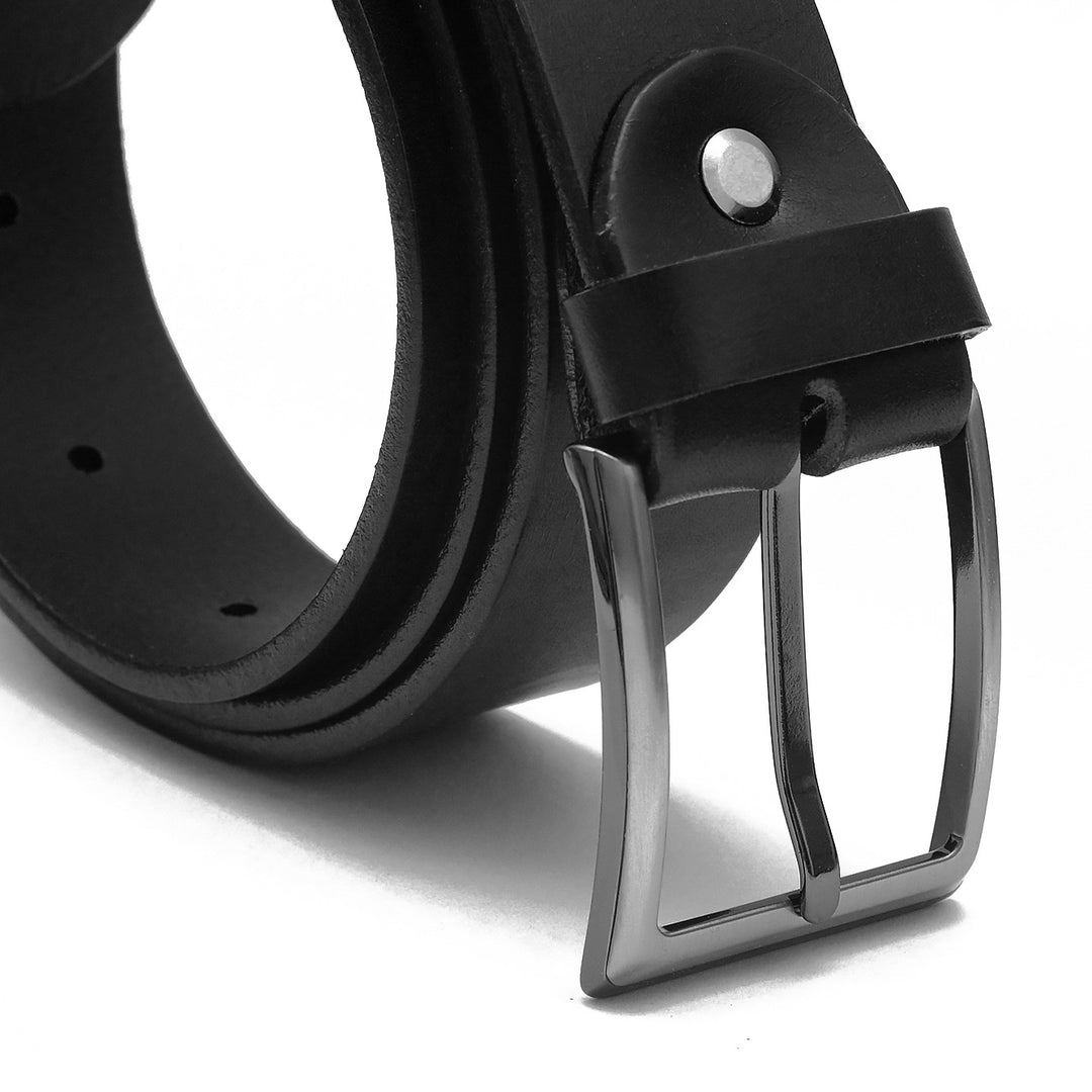 Nahaufnahme silberne Gürtelschnalle an aufgerolltem Gürtel aus schwarzem Leder #color_schwarz