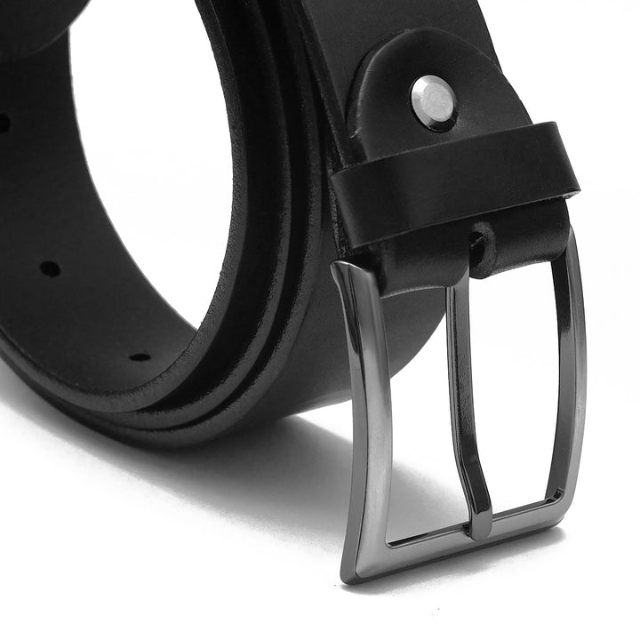 Nahaufnahme silberne Gürtelschnalle an aufgerolltem Gürtel aus schwarzem Leder #color_schwarz