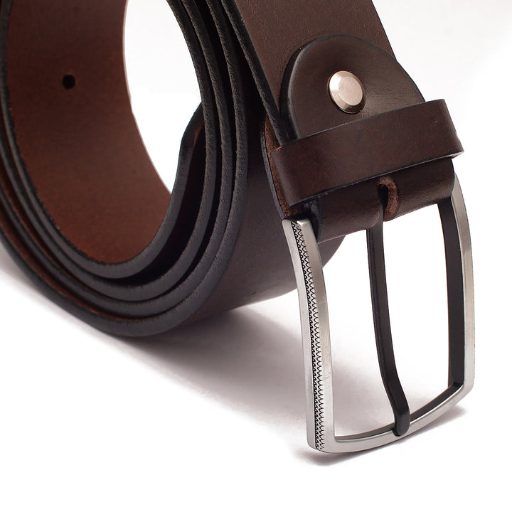 Nahaufnahme silberne Gürtelschnalle an aufgerolltem Gürtel aus braunem Leder #color_braun