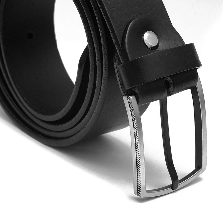 Nahaufnahme silberne Gürtelschnalle an aufgerolltem Gürtel aus schwarzem Leder #color_schwarz