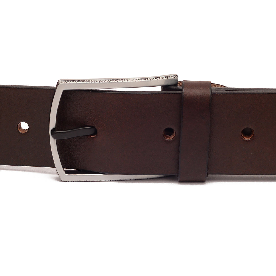 Silberne Gürtelschnalle geschlossen in braunem Lederriemen #color_braun