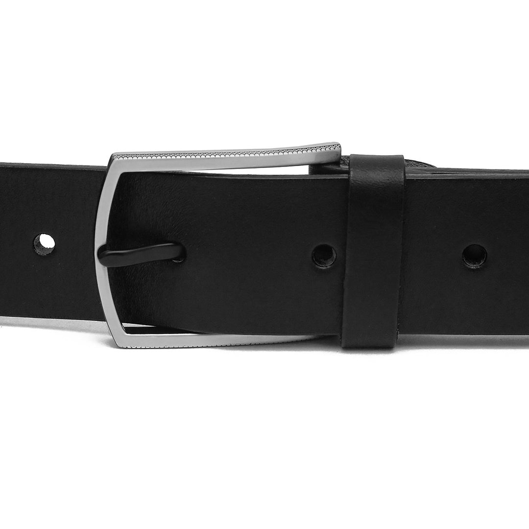 Silberne Gürtelschnalle geschlossen in schwarzem Lederriemen #color_schwarz