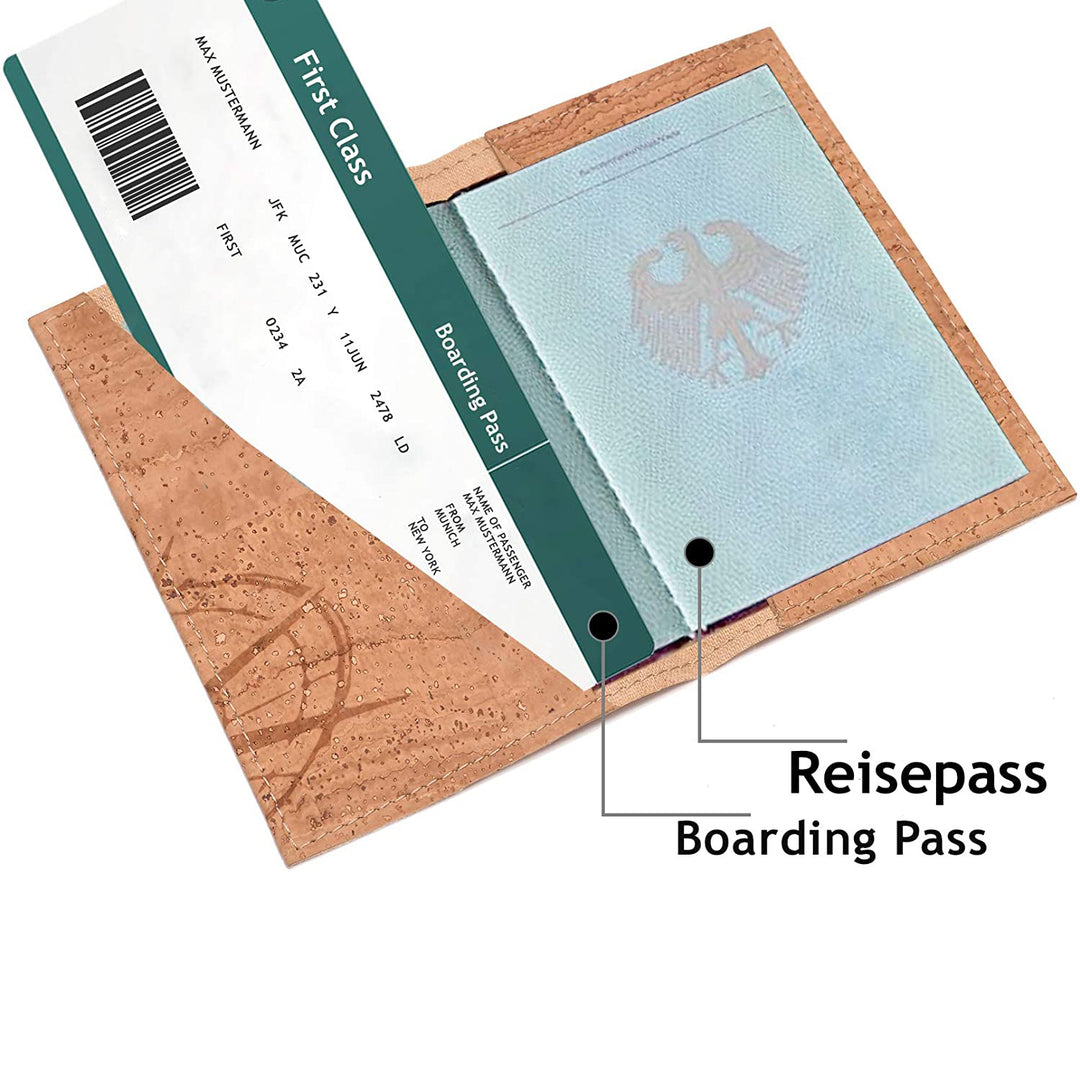 Offene Reisepasshülle aus Kork mit Reisepass und Flugticket #color_kompass