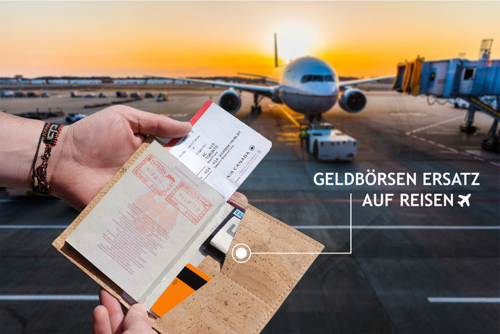 Person an Flughafen mit Reisepass, Flugticket, Bargeld und Karten in geöffneter Reisepasshülle vor Flugzeug #color_beige