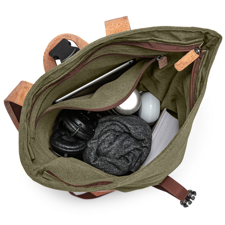 Draufsicht auf vollgepackten grünen Toploader Rucksack mit Laptop, Buch, Jacke, Trinkflasche, Brillenetui und großer Box im Inneren 