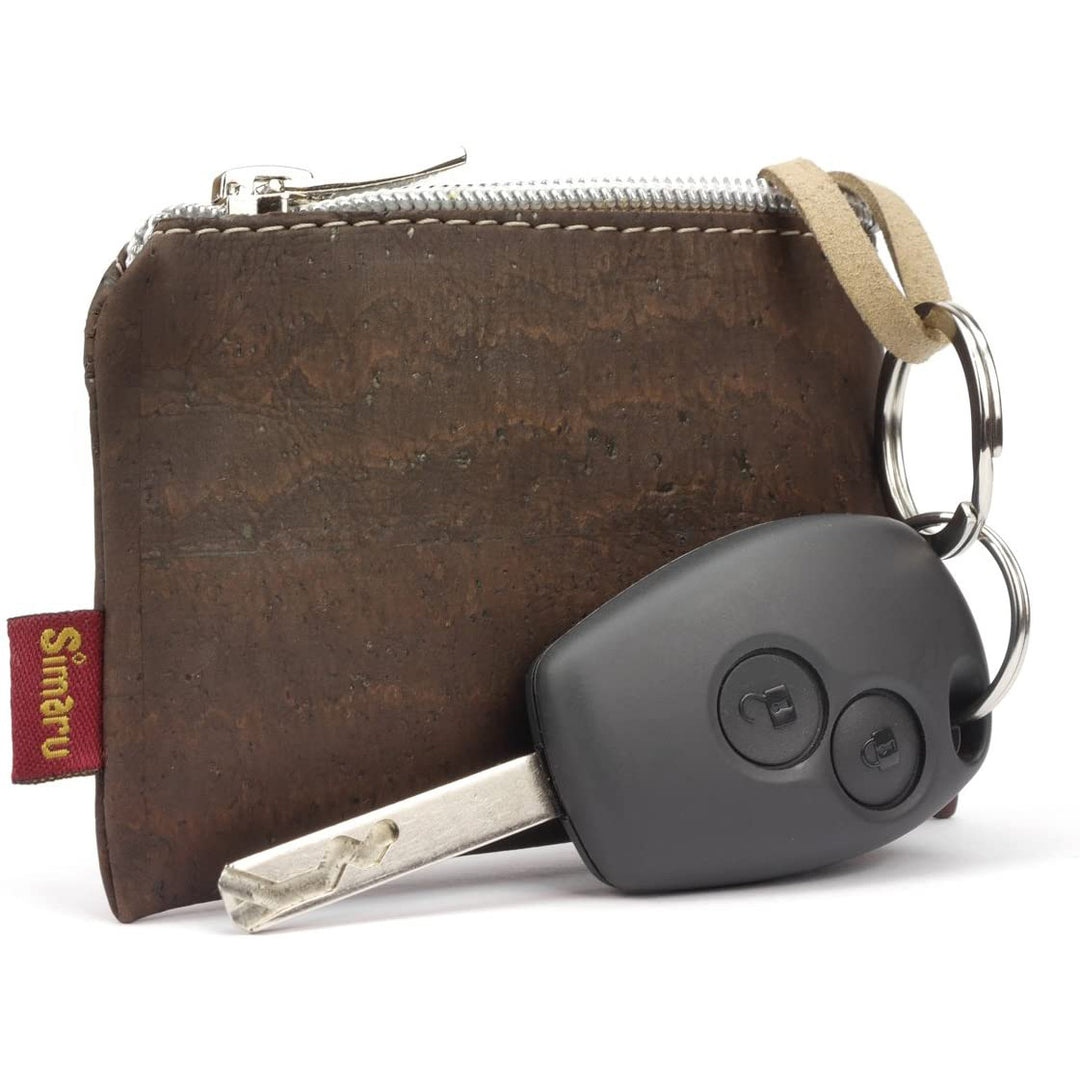 Autoschlüssel an Schlüsselring einer Schlüsseltasche aus braunem Kork #color_braun