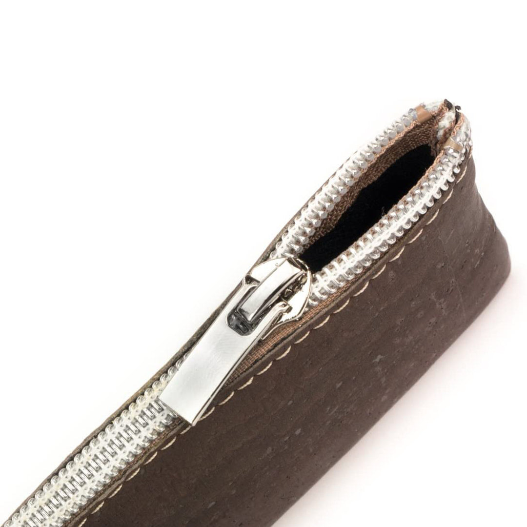 Draufsicht auf halb geöffneten Reißverschluss eines Schlüsseletuis aus braunem Kork #color_braun