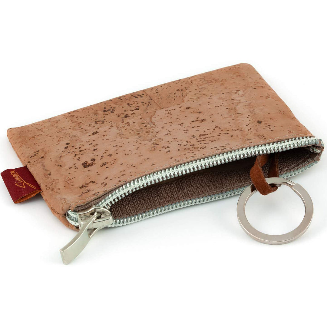 Schlüsseltasche aus hellem Kork mit Reißverschluss und einem Schlüsselring #color_beige