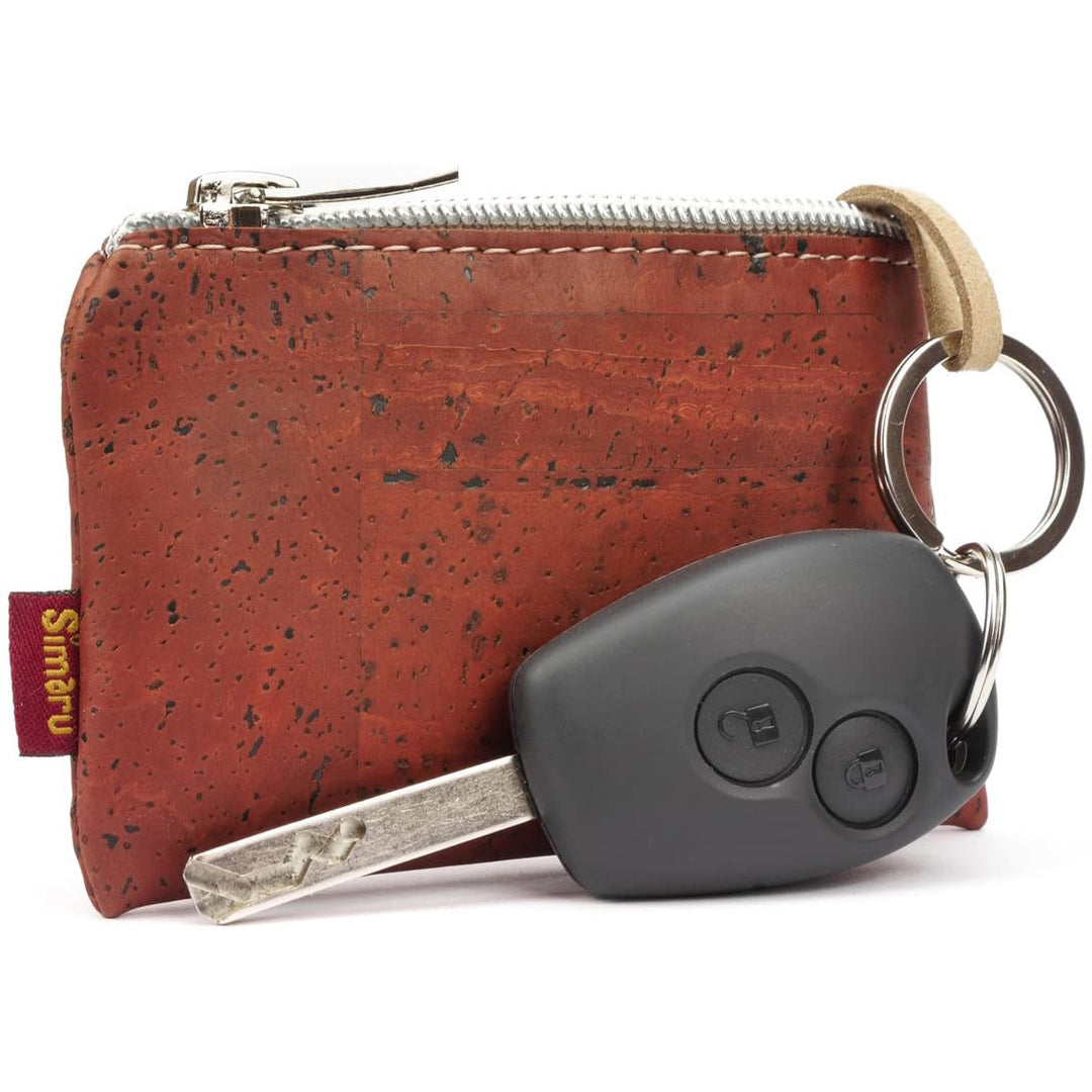 Autoschlüssel an Schlüsselring einer roten Schlüsseltasche aus Kork