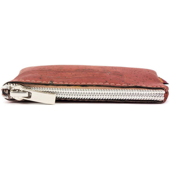 Flache, rote Schlüsseltasche aus Kork liegend mit geschlossenem Reißverschluss