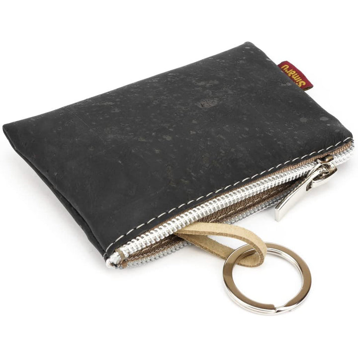 Schwarze Schlüsseltasche aus Kork mit Reißverschluss und einem Schlüsselring #color_schwarz