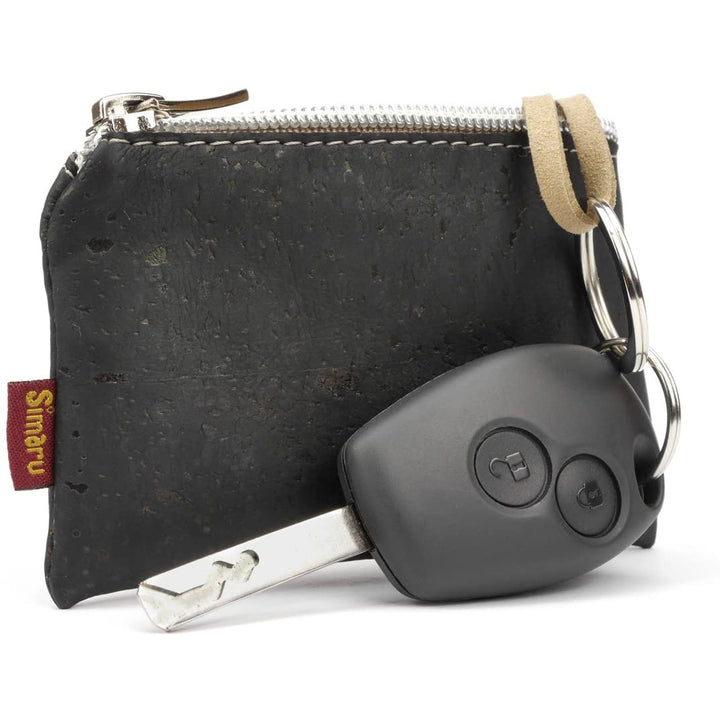 Autoschlüssel an Schlüsselring einer schwarzen Schlüsseltasche aus Kork #color_schwarz