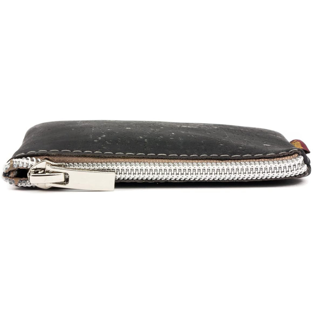 Flache, schwarze Schlüsseltasche aus Kork liegend mit geschlossenem Reißverschluss #color_schwarz