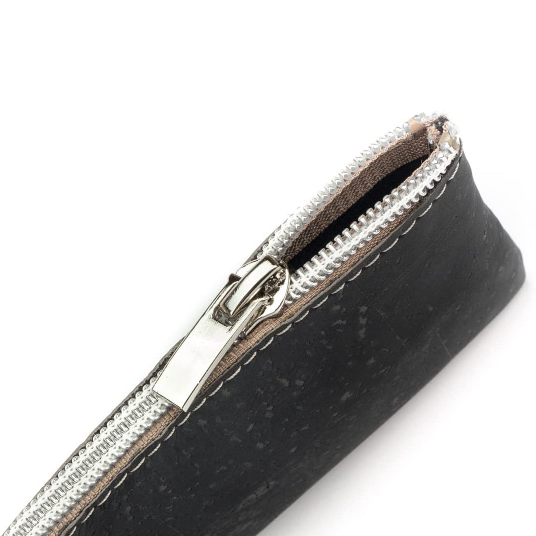 Draufsicht auf halb geöffneten Reißverschluss eines schwarzen Schlüsseletuis aus Kork #color_schwarz