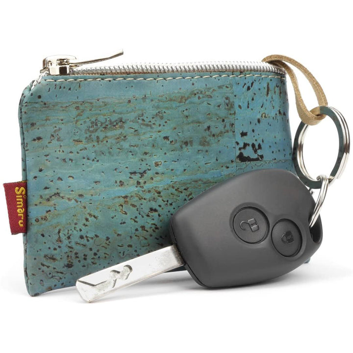 Autoschlüssel an Schlüsselring einer türkisfarbenen Schlüsseltasche aus Kork #color_tuerkis