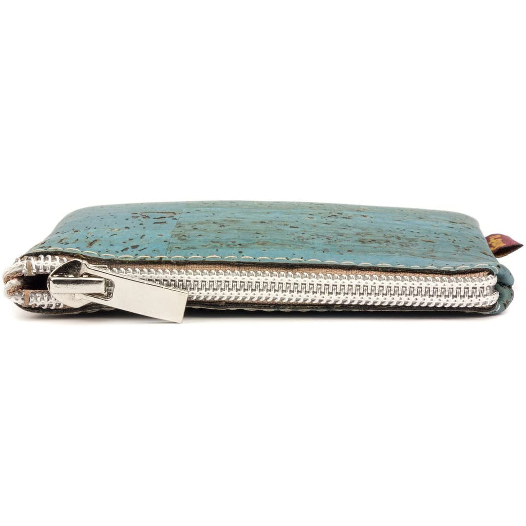 Flache, türkisfarbene Schlüsseltasche aus Kork liegend mit geschlossenem Reißverschluss #color_tuerkis