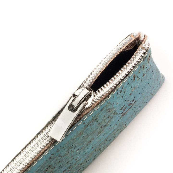 Draufsicht auf halb geöffneten Reißverschluss eines türkisfarbenen Schlüsseletuis aus Kork #color_tuerkis