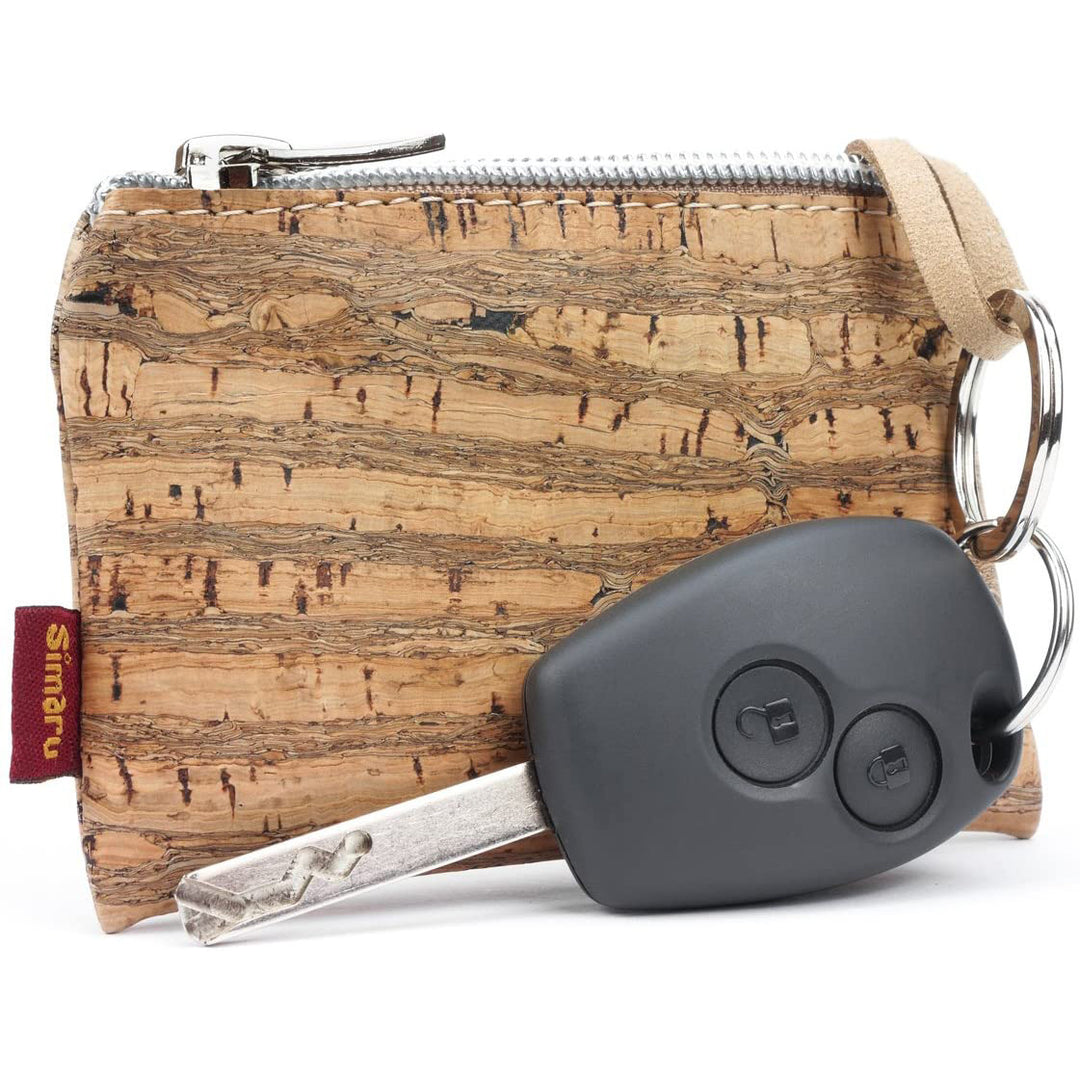 Autoschlüssel an Schlüsselring einer Schlüsseltasche aus hellem Kork #color_raizes